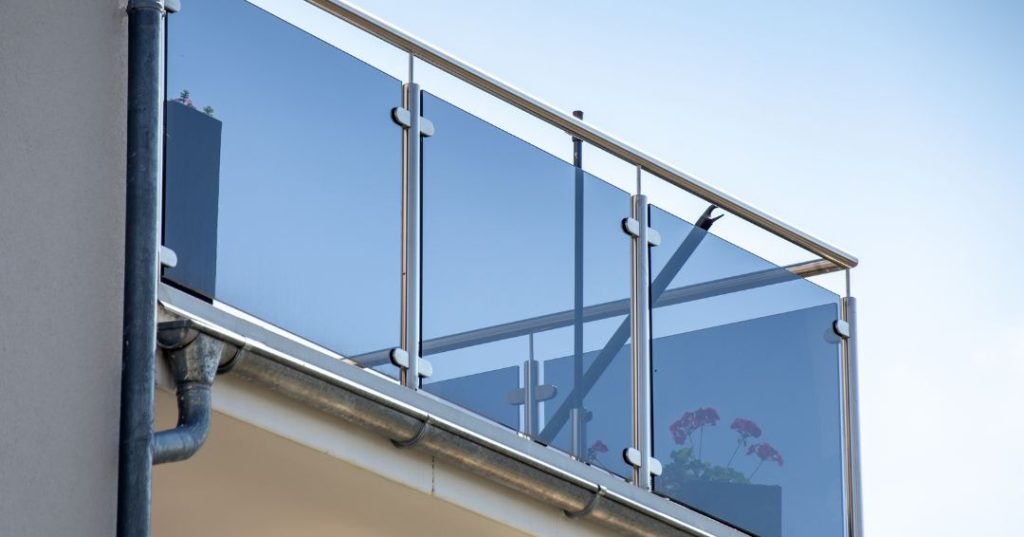 Guarda-corpo de vidro em Carapicuíba